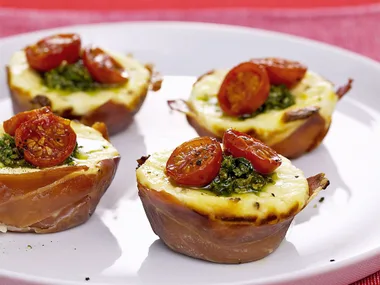 tomato tarts with pesto