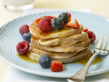 vanilla pikelets with berries