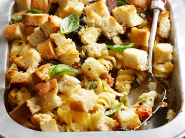 Cheesy pasta bake with crunchy topping