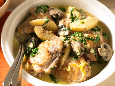 Chicken and fricassee with pear and spinach