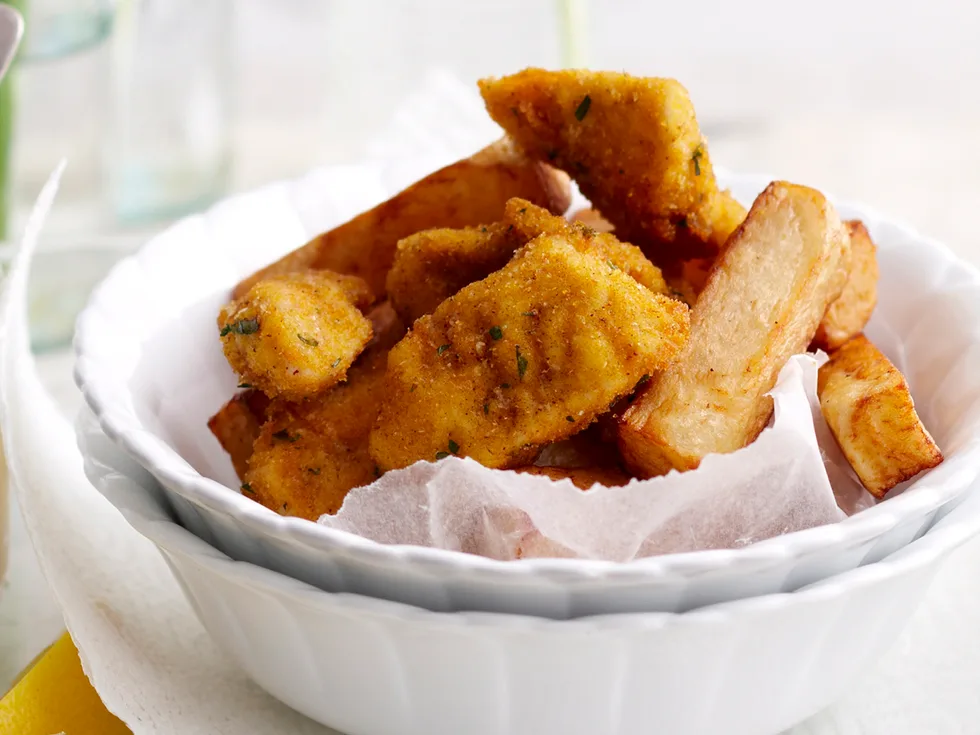 Chicken nuggets with chips