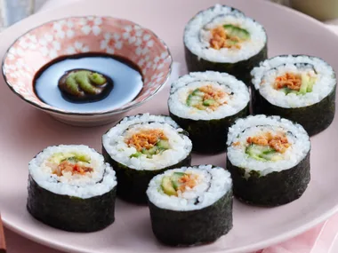 Chilli salmon sushi