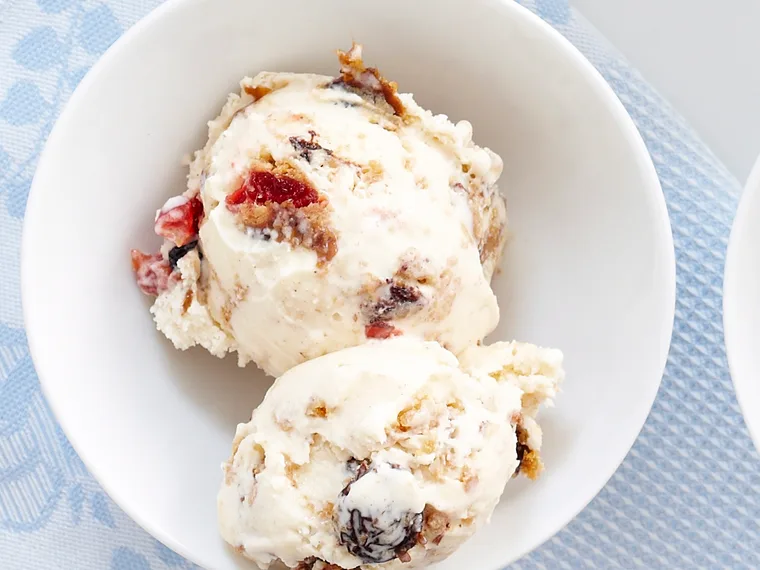 Christmas cake ice-cream