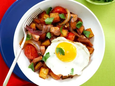 Crispy potato and ham with egg