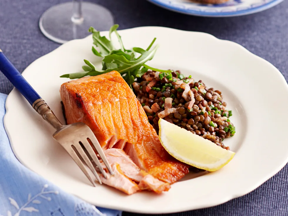 Crispy salmon fillets on braised lentils