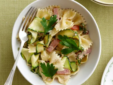 Farfalle with creamy zucchini