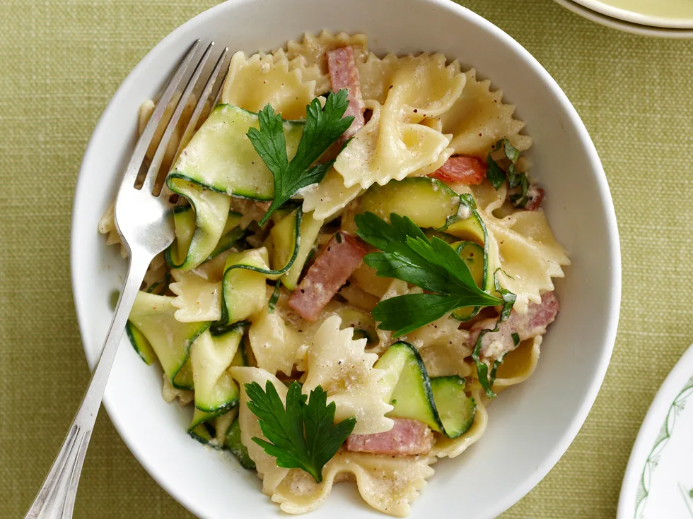 Farfalle with creamy zucchini