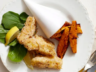 Fish fingers with sweet potato wedges