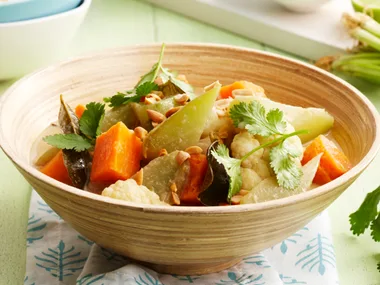 Green vegetable curry with cucumber salad
