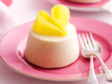 Honey and yoghurt ice-cream cups