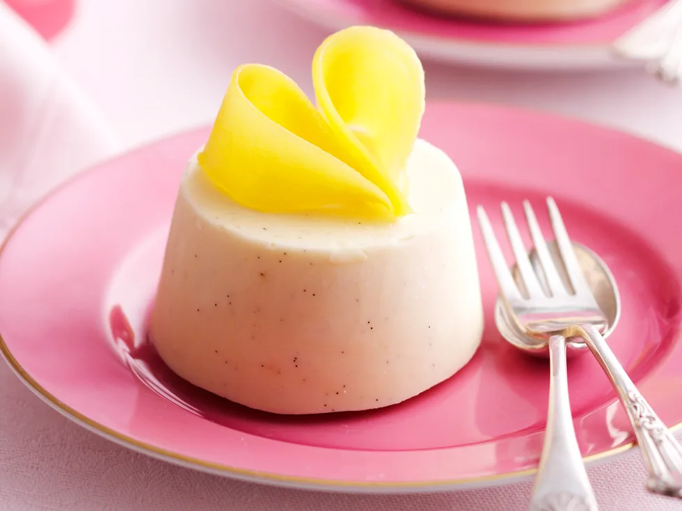 Honey and yoghurt ice-cream cups