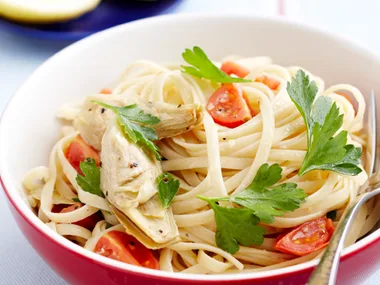 Linguine with artichokes, tomato and parsley