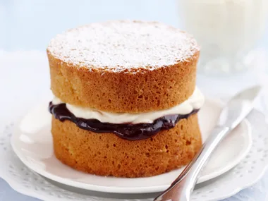 Mini brown sugar sponges with vanilla cream