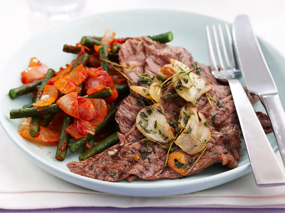 Minute steak with tomato snake beans