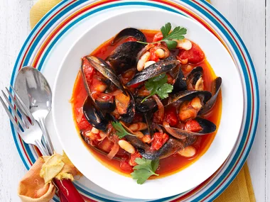 Mussels with tomatoes and cannellini beans