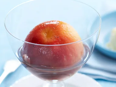 Peaches with vanilla syrup