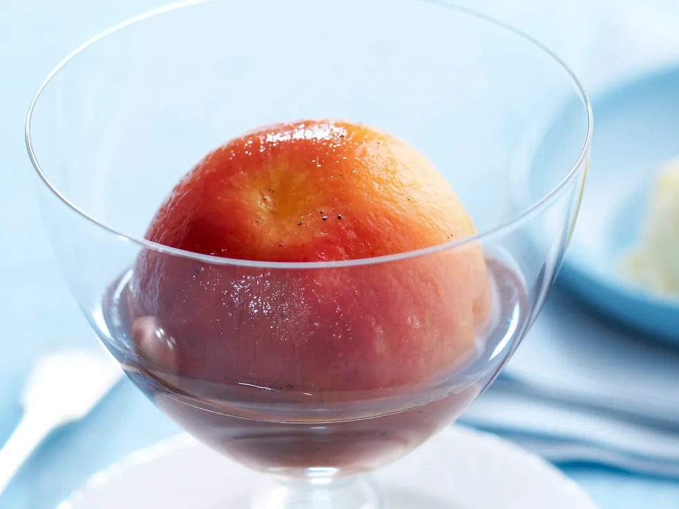 Peaches with vanilla syrup