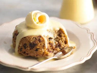 Rum and raisin puddings