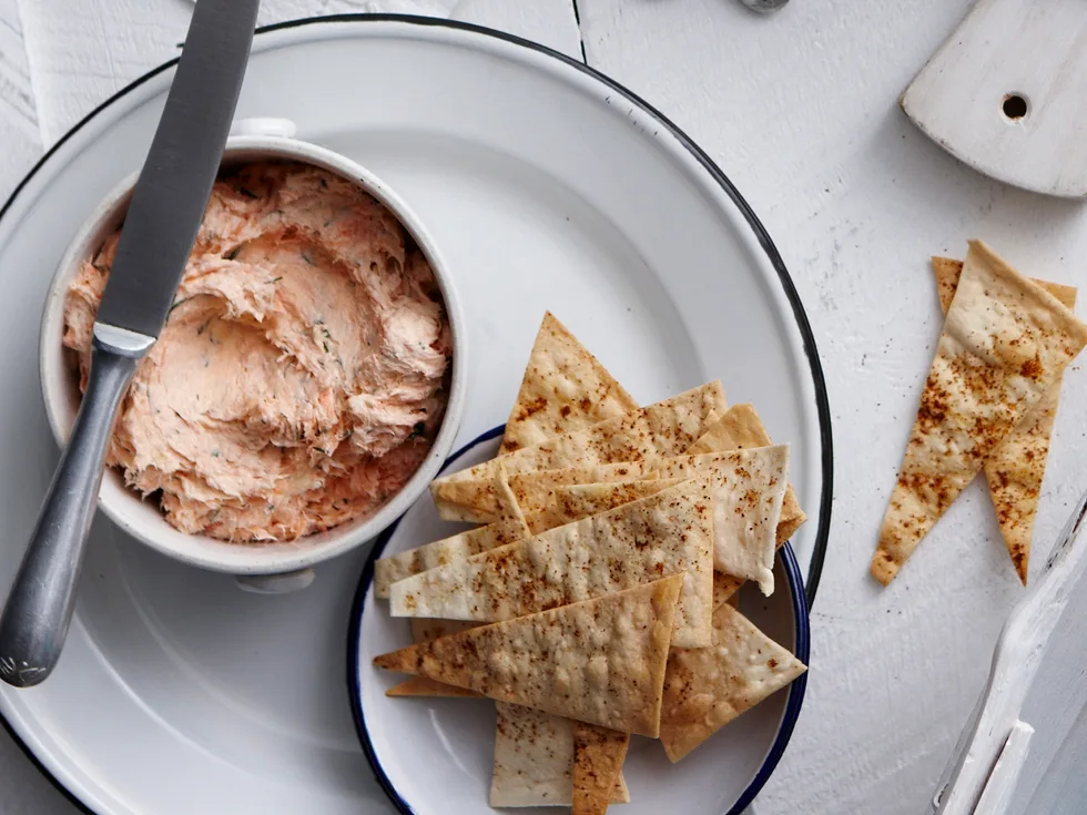 Smoked trout pat‚ with spicy crisps