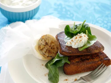 Spicy tuna with mint and garlic yoghurt sauce
