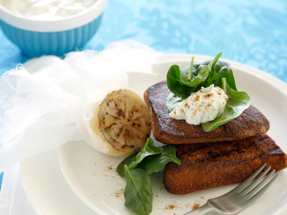 Spicy tuna with mint and garlic yoghurt sauce