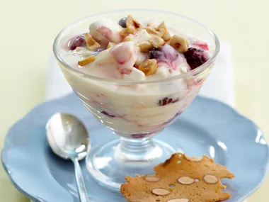 Yoghurt berry fool