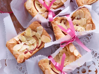 Apple teacakes