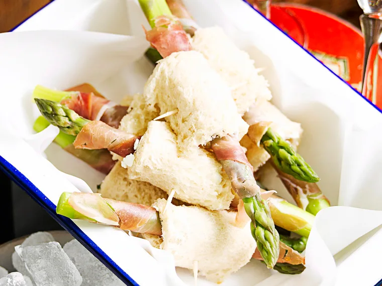 Asparagus prosciutto rolls