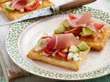 Avocado, goat's cheese and prosciutto tarts