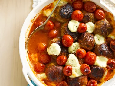 Baked lamb meatballs with bocconcini