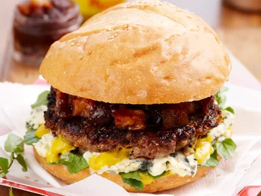 Beef burger with fruit chutney and blue cheese