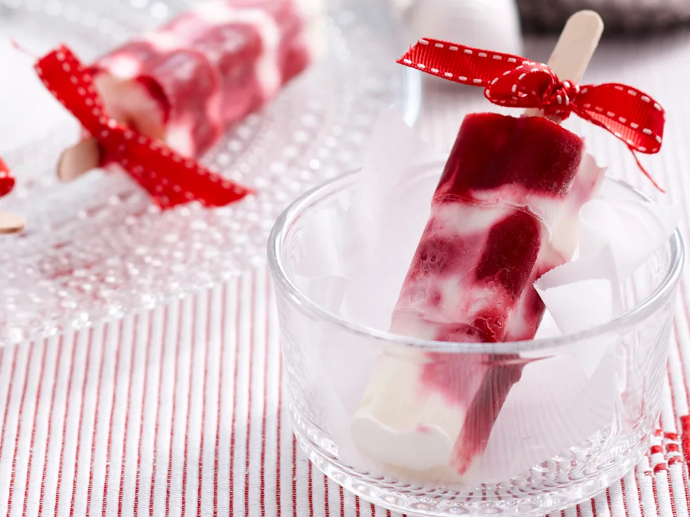 Berry yoghurt pops