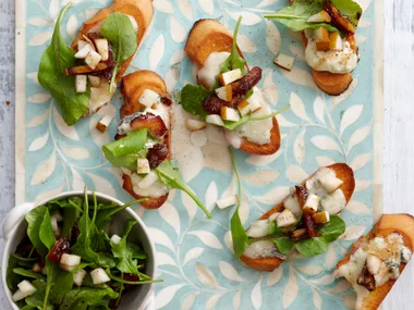 Blue cheese and pear bruschetta
