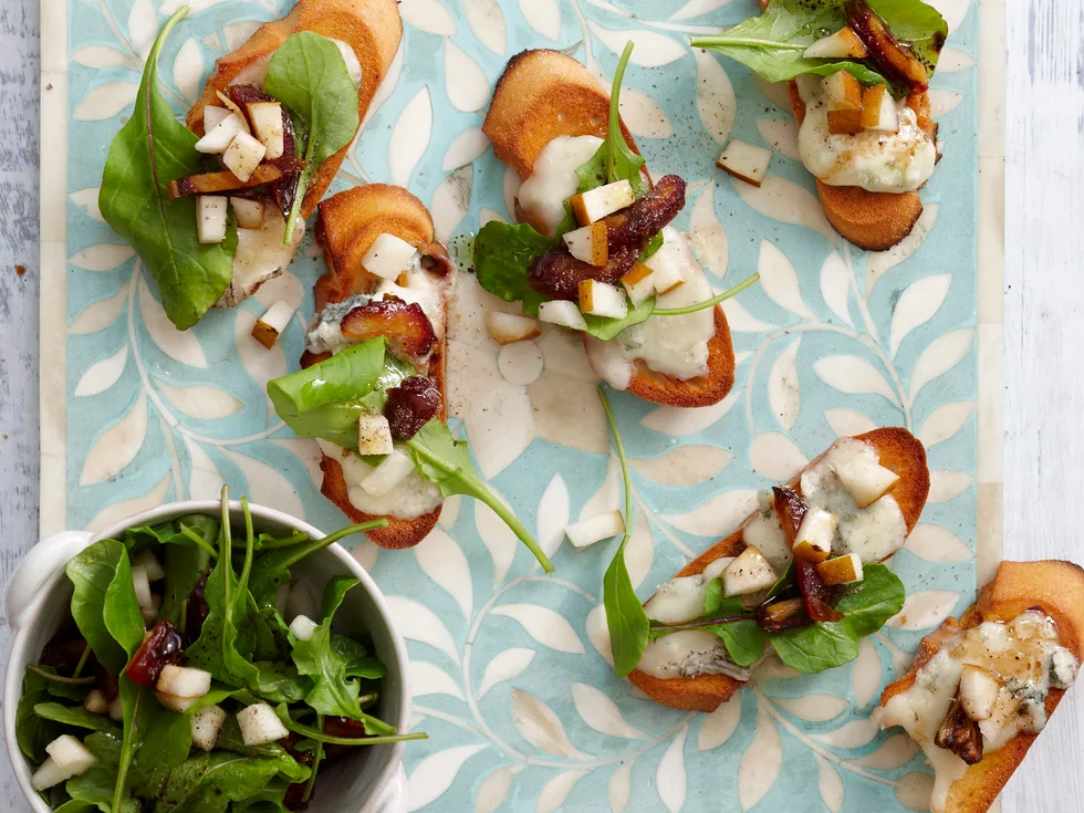 Blue cheese and pear bruschetta