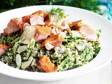 Burghul salad with hot smoked salmon