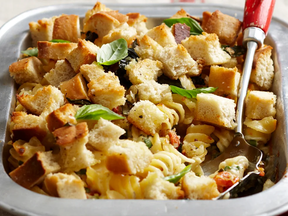 Cheesy pasta bake with crunchy top