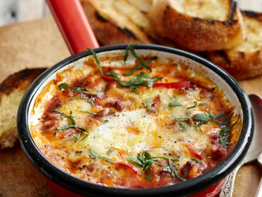 Chilli bolognese eggs