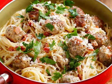 Classic carbonara with chicken mini meatballs