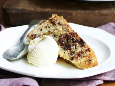 Date and chocolate pudding