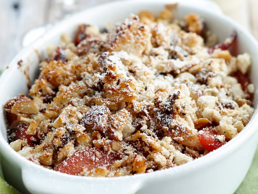 Quince fruit bread crumble