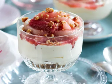 Rhubarb and custard creams