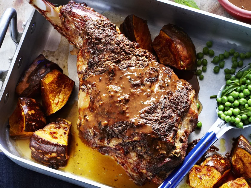 Roast lamb leg with red wine gravy