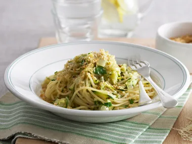 Spaghetti with zucchini and cheese