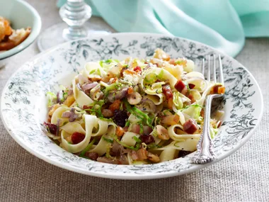 Sprout and hazelnut pasta