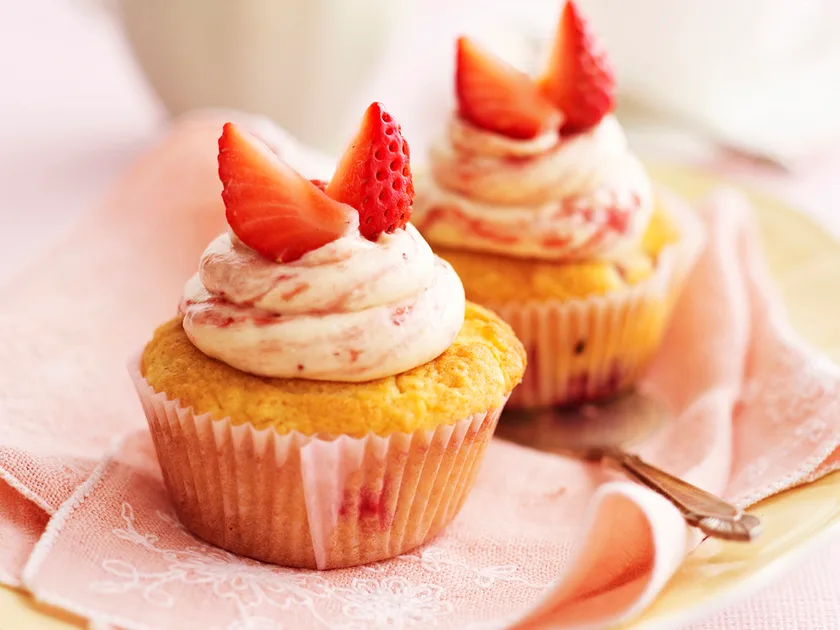 Strawberry and white chocolate mini cakes