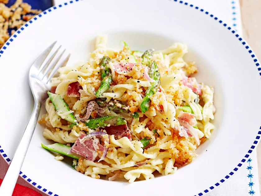 Pasta with egg, prosciutto and crumbs