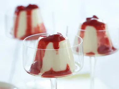 Vanilla panna cotta with raspberry coulis