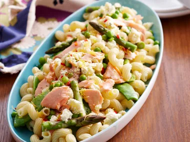 Warm pasta, salmon and asparagus