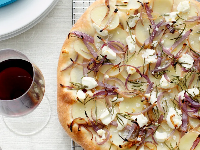 Pizza with potato and goat's cheese
