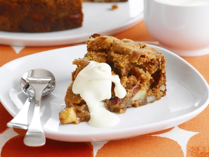Warm apple cake with pecans
